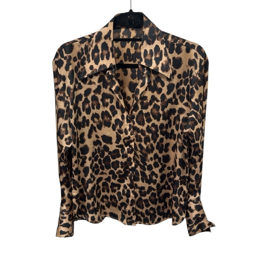 *** Impeccable Vintage Condition. Leopard Print Top with Spread Pointed Collar